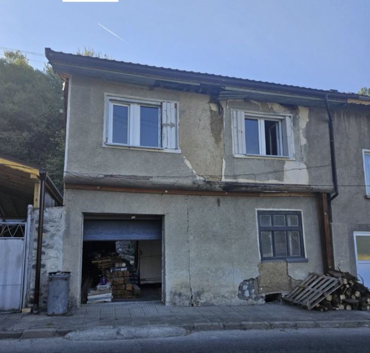 Къща с двор- с.Голямо Белово