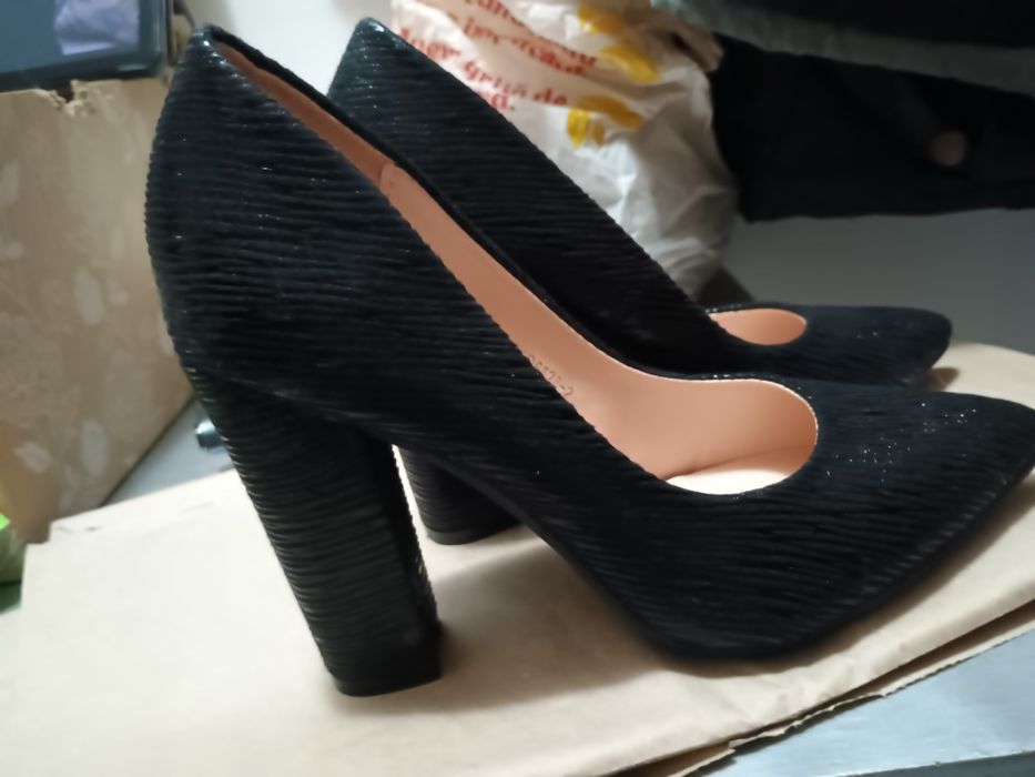 Vand pantofi cu toc negrii