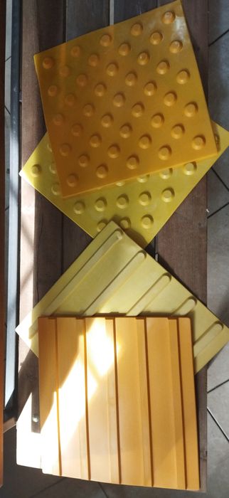 Жёлтая тактильная плитка