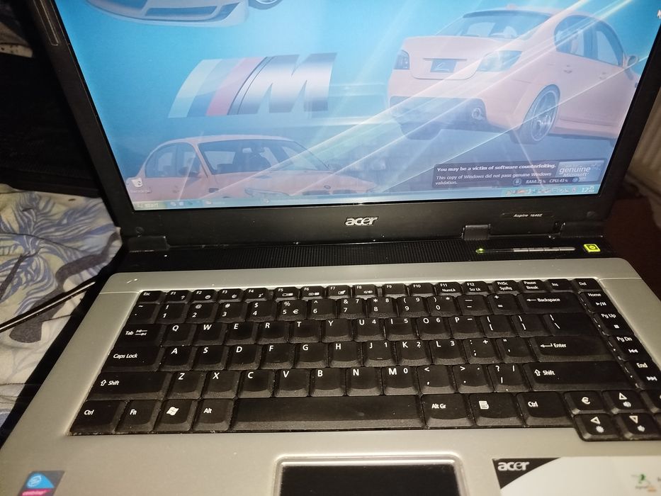 Vand laptop acer pe stil vechi cu melodii puse de mine pe el se aude tare laptopul