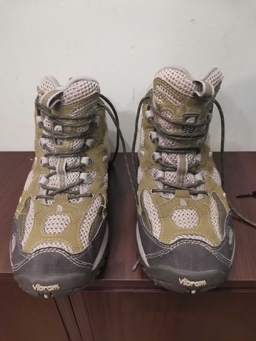Продавам маратонки  The North Face