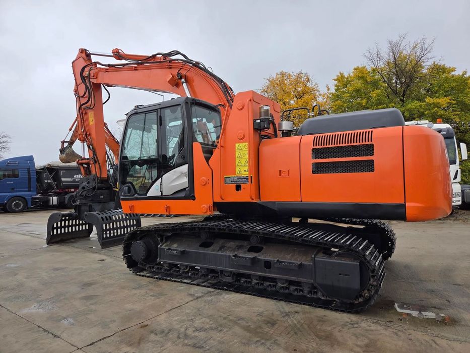 Hitachi GRAIFER deschidere 1,5m pe SENILE, cabina INALTIBILA, Masa operationala 20,3tone, LANT NOU, PAPUCI NOI, Gresare automata, Camera spate, 2017, 8.575h, cupla rapida, motor Isuzu 174CP, 3 pompe HITACHI, posibilitate leasing, STARE FOARTE BUNA-89.900