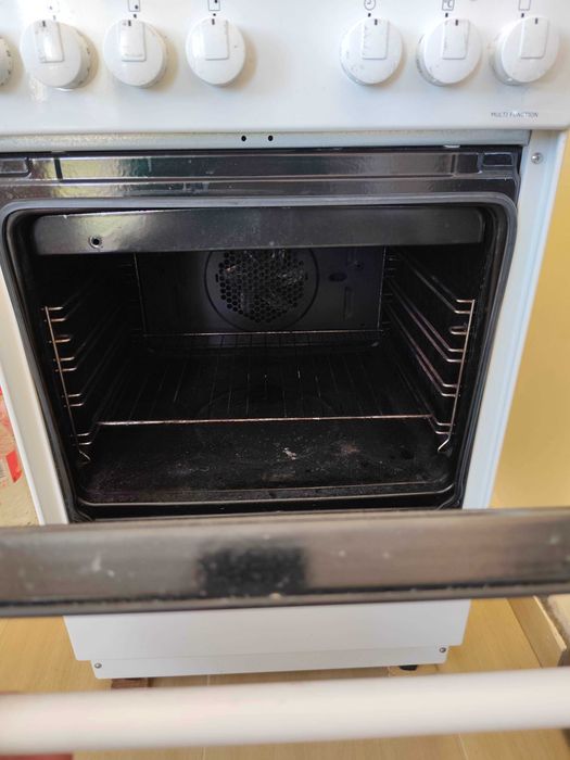 Готварска печка Electrolux с керамичен плот и касетофон