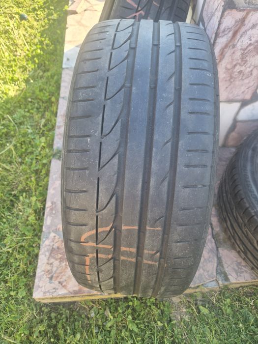 Vând 3 bucăti de cauciuri Bridgestone 2 din ele sunt Dot 22 dar sunt bune si cealalta Dot 2025 
Dimensiuni 235/40/R19 
Made in Polonia 
300 de lei buc