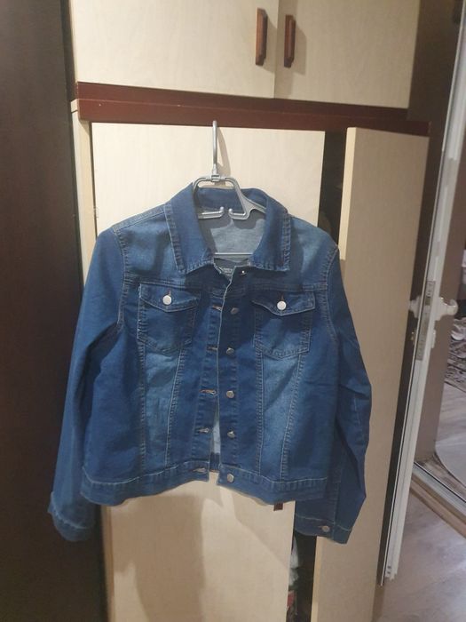 Продавам ново дамско дънково яке