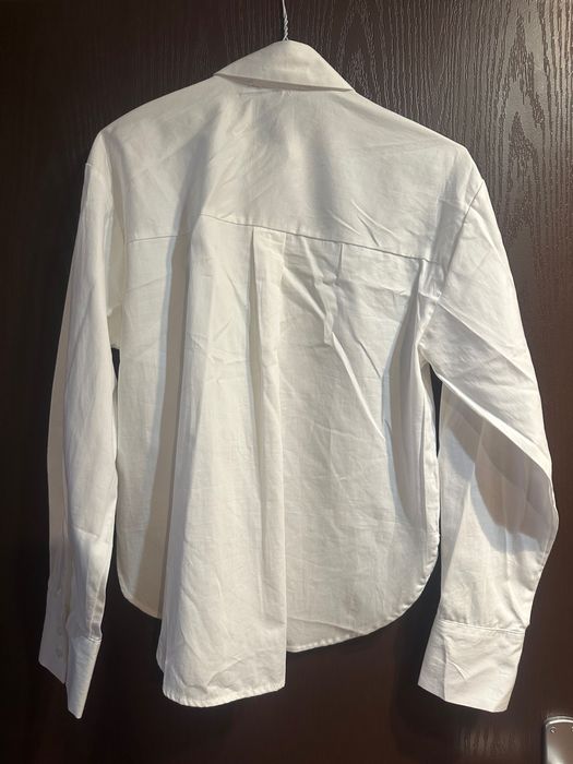 бяла риза с камъни