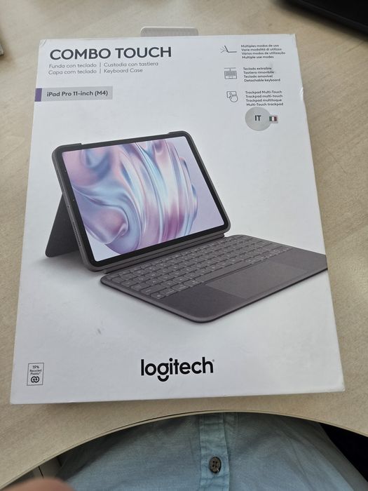 Logitech Combo Touch cu tastatură și track pad detasabile pentru iPad 11 PRO M4