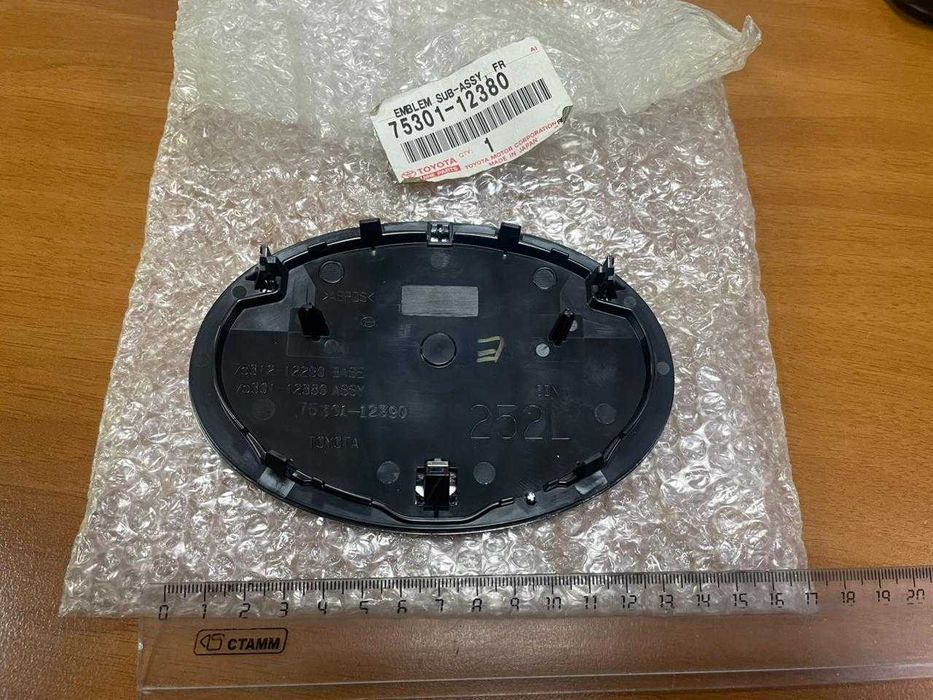 Эмблема на решетку радиатора Corolla оригинал новая