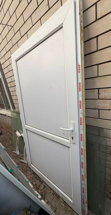Продам пластиковую дверь