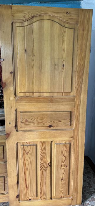 Продам деревянные двери с косяками