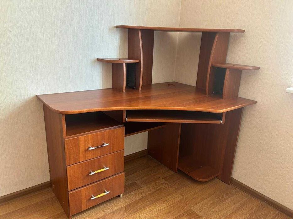 Продам стол компьютерный/письменный