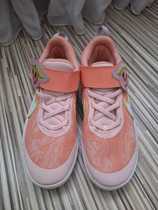 Adidași noi Nike marime 34 (uk2)