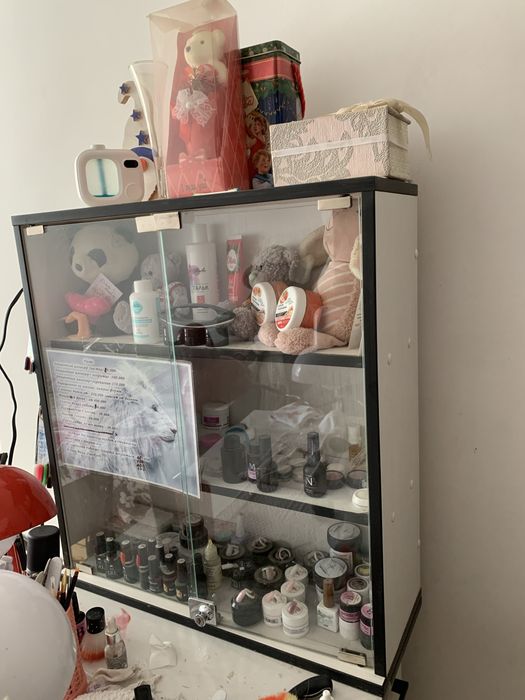 Маникюрный стол. В отличном состоянии.