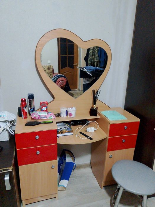 Продам тумбочку с зеркалом