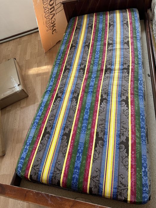 Кровать с матрасом.