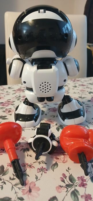 Robot cu lumini, sunete si miscari