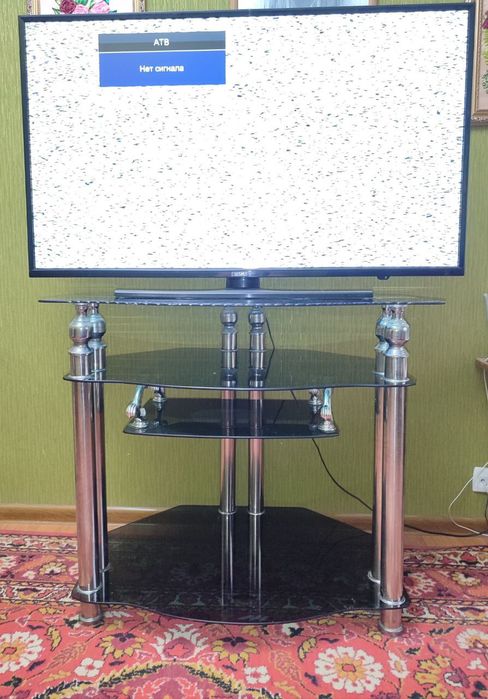 Телевизор . Столик стеклянный под телевизор. Можно купить по отдельнос