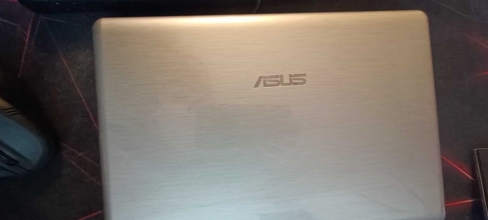 Продавам лаптоп Asus1201N