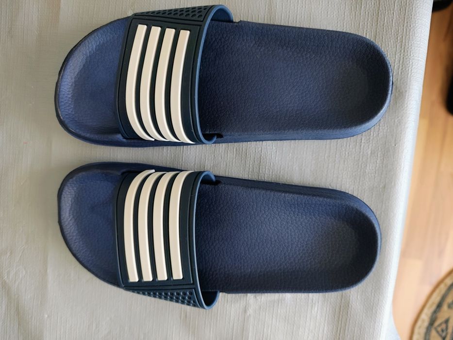 Șlapi unisex mărimea 35.Nou. Preț 20 lei.