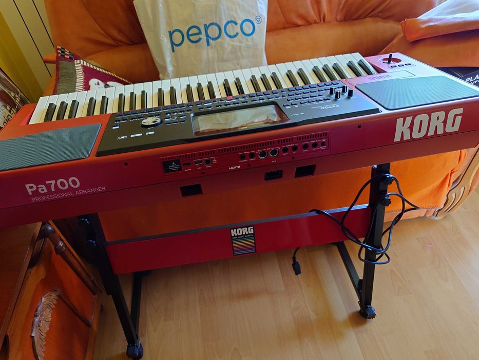 Orga Korg PA 700 RED