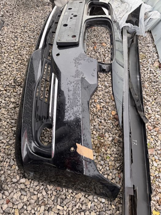 Продавам предна и задна броня за Бмв F30/F31!