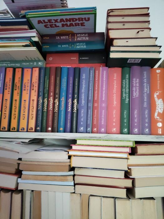 Vând cărți de la editura Arthur