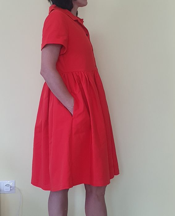 Червена рокля с копчета размер М