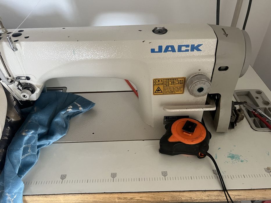 Продам швейную машинку