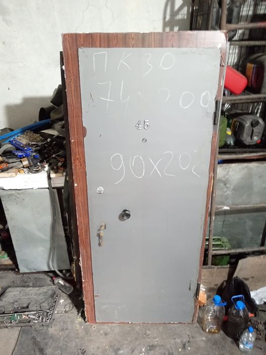 Продаю двери входные