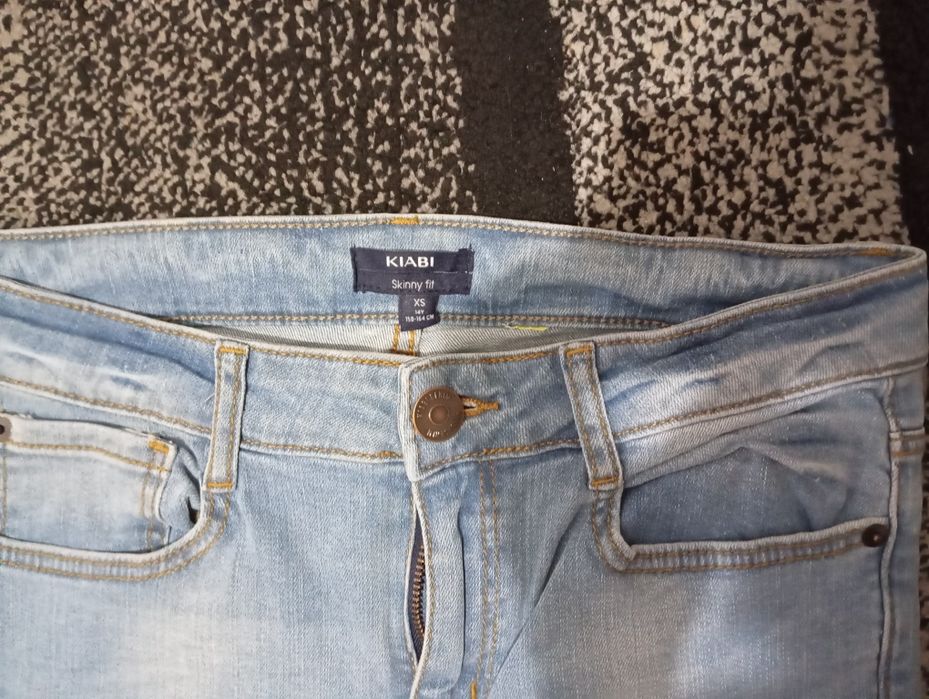 Vând blugi diferite culori.