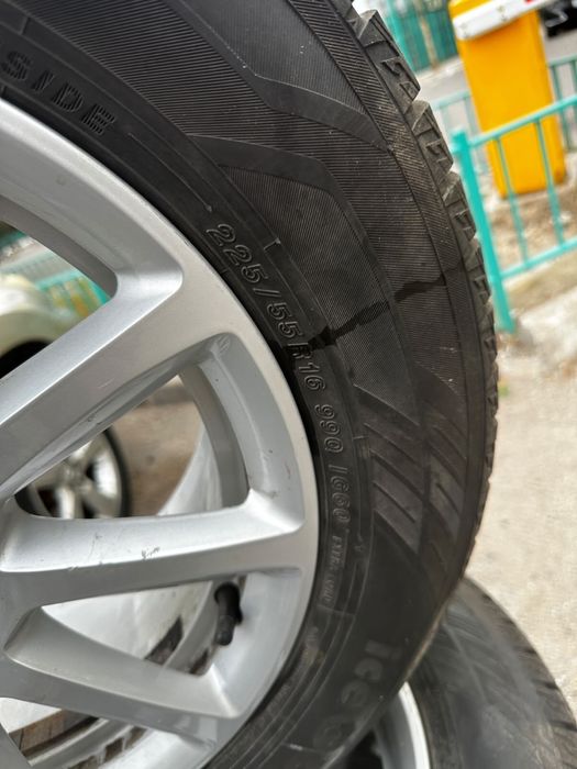 Продаю комплект шин с дисками для Audi A4.