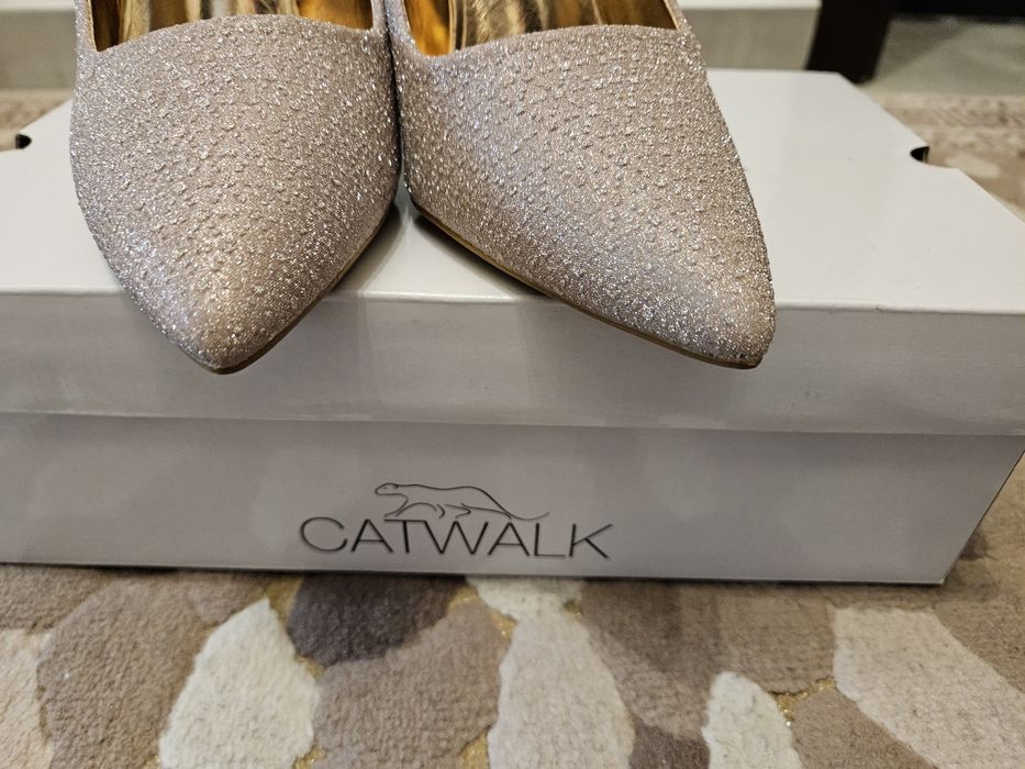 Обувки пепел от рози 38р розово висок ток