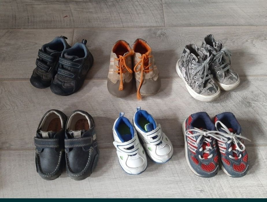 Ботинки осении , кроссовки ,туфли.