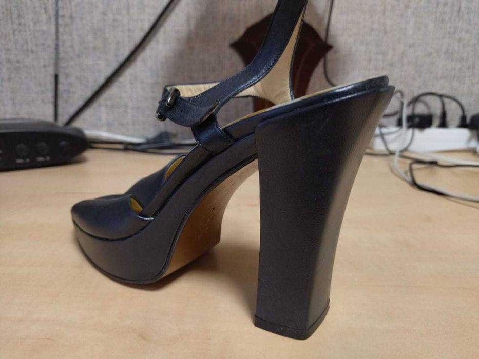 Босоножки модельные