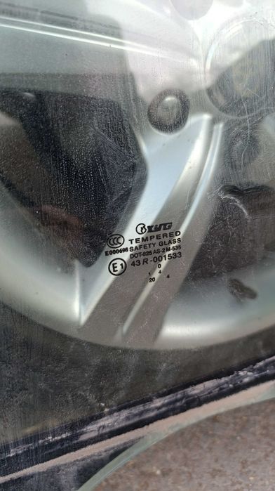 Стекло двери Toyota Corolla