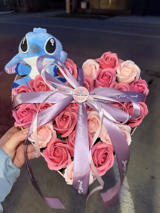 Buchete și aranjamente Trandafiri eterni