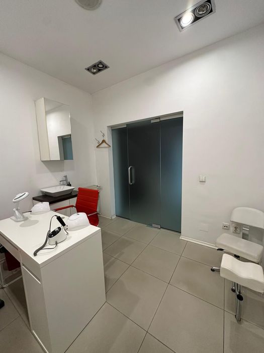 Inchiriez sala  manichiura nemobilata cu cheltuieli incluse!