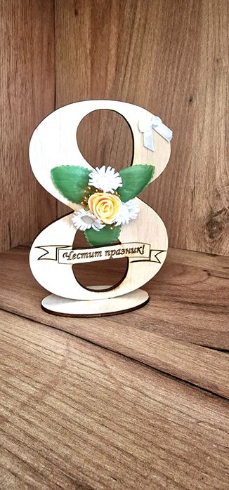 Дървени осмици с цветна декорация