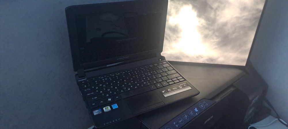 Продам нэтбук emachines em350 nav51