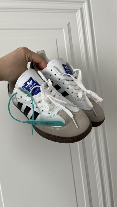 Кроссовки адидас