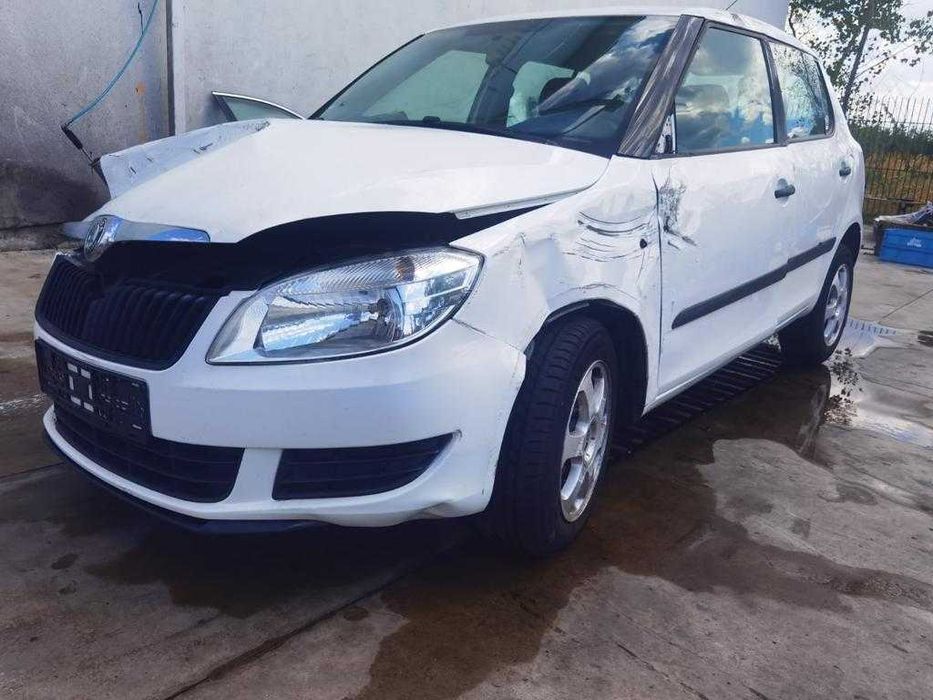 Dezmembrez Skoda Fabia 2 1.9TDI/BLS/BSW/usa/bara/faruri/grila/capota/stopuri/interior/volan/jante/haion/motor/cutie
