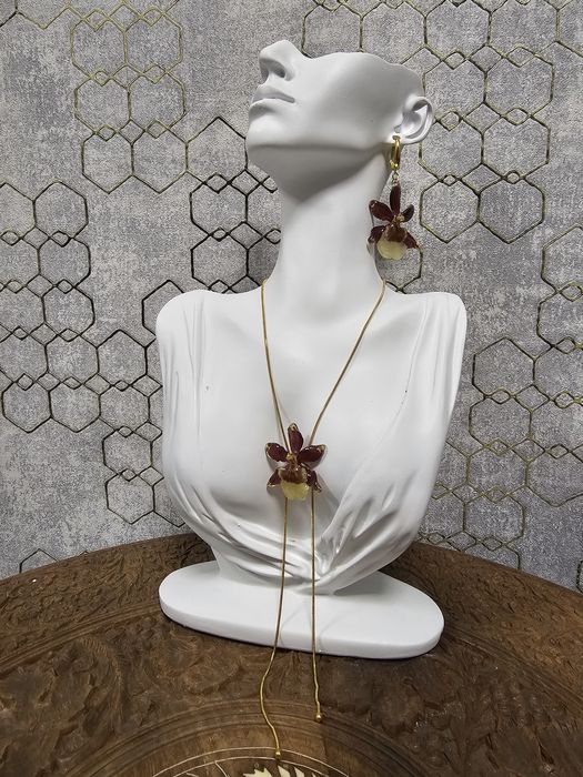 Колие с естествен цвят на мини орхидея.