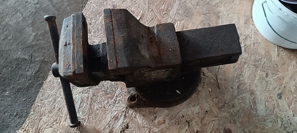 Тиски советский рабочи