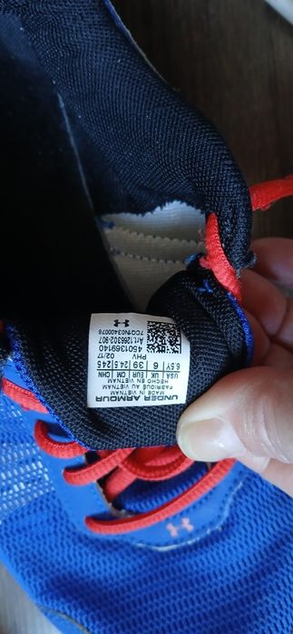 Adidasi fete, Under Armour  mărimea 39, sunt foarte frumoși, fără nici