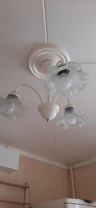 Красивая люстра,трехрожковая