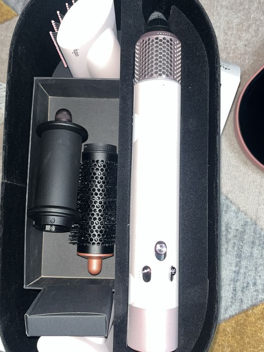 Фен dyson новая.