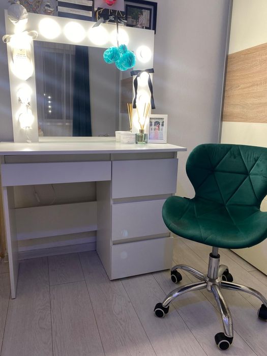 Vând măsuță cu scaun