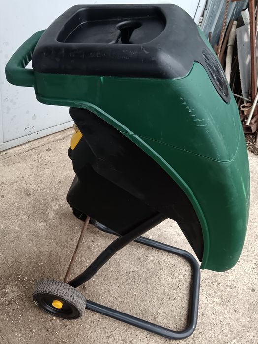 Tocător electric pentru crengi și resturi vegetale