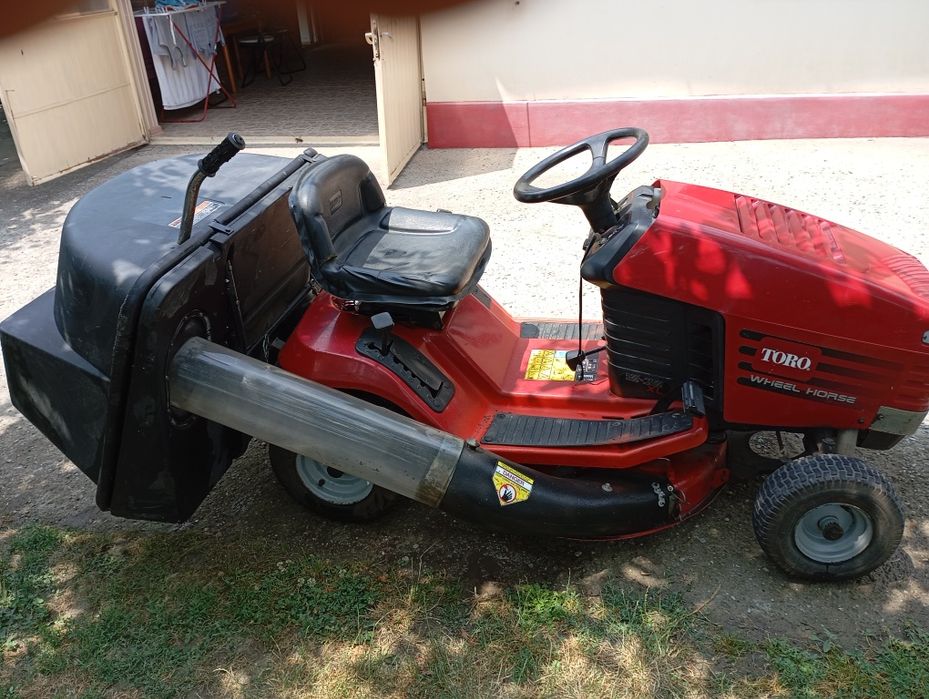 Tractoras tuns iarba