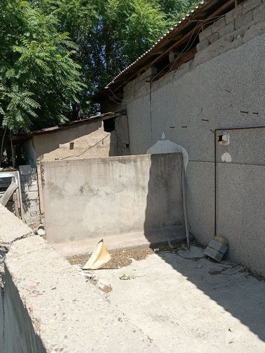 Hovli sotiladi. Продается участка